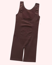 Lifted Hips, Smooth Silhouette ||| Targeted knit panels cup and lift the hips to prevent sagging while keeping the waist and thighs sleek. The back view shows a naturally rounded, supported shape.